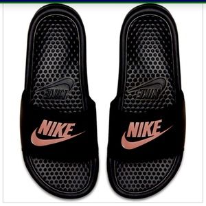 JD slides Nike Women black & pink size 7 and 6 in men size 10 women and 9 in men
